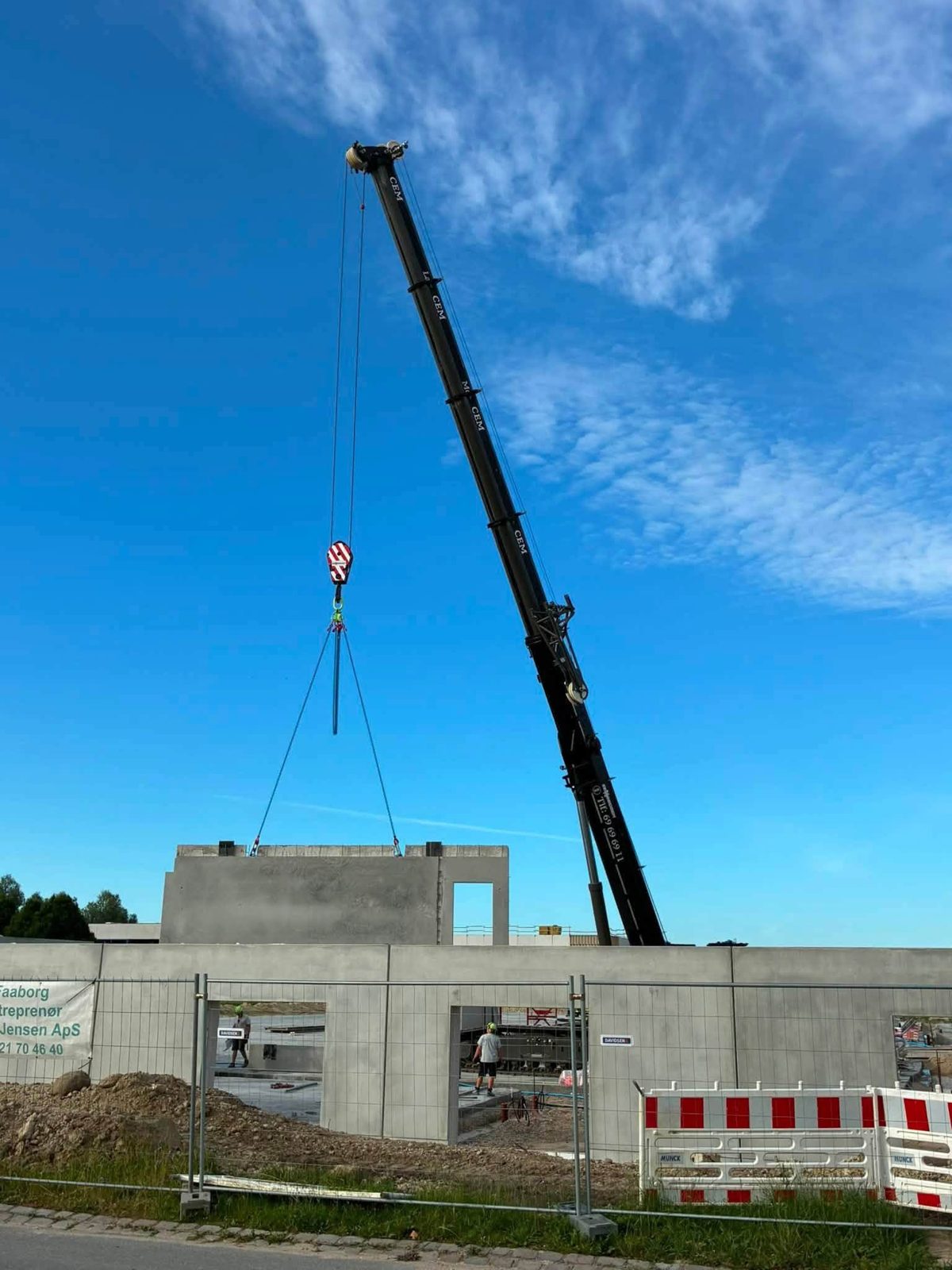 Montage af betonelement med mobilkran