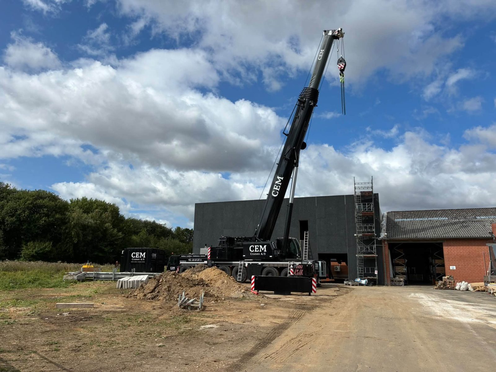 CEM Cranes mobilkran med udskudt bom ved en nybygning